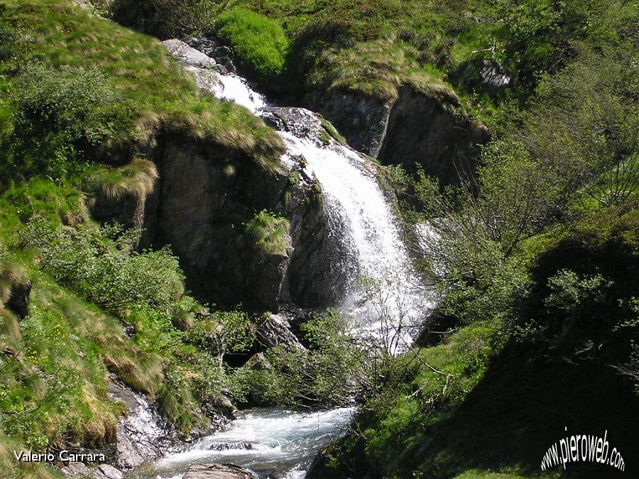 (10) Una delle tante cascate della valle.jpg